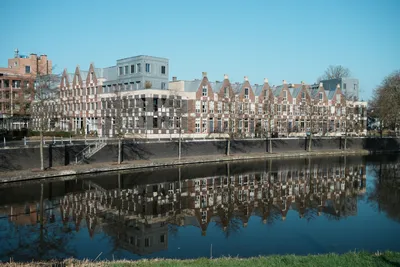 spiegeling in water bij kade Doesburg