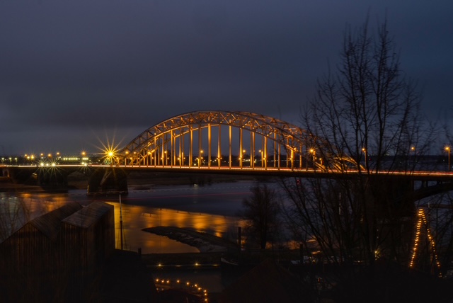 Historisch gebouw bij schemer